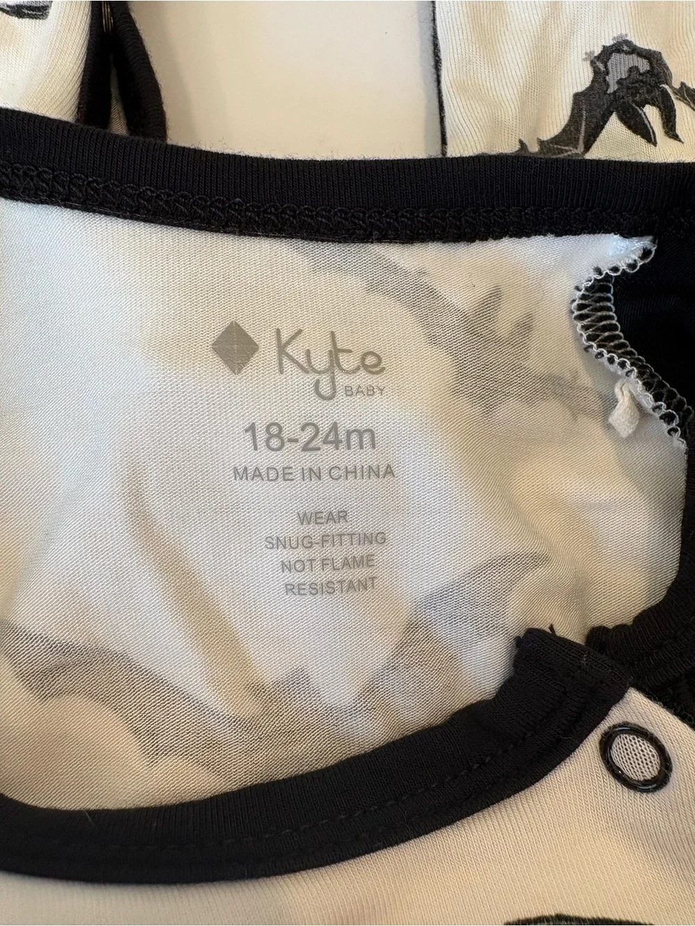 Kyte BABY Black & White Bat Print Longall Button Snap Romper 18-24Months